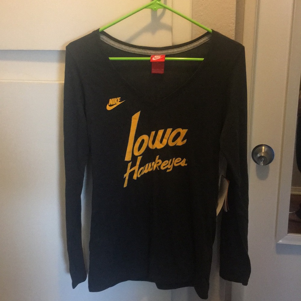 NIKE Women’s slim fit collegiate tee